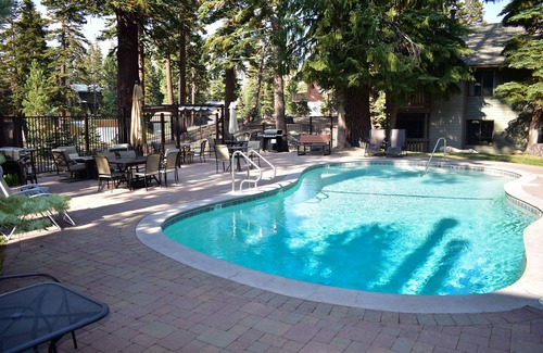 Mammoth Lakes Condominio | Escápese a esta unidad recientemente remodelada # 189, a pasos del servicio de transporte gratuito