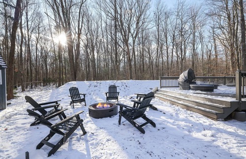 Locust Lake Village Cabina | Escape to this secluded rustic luxury cabin nestled in the heart of the woods.