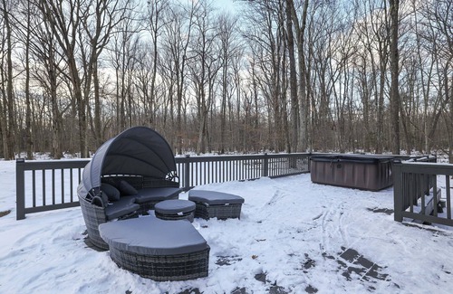 Locust Lake Village Cabina | Escape to this secluded rustic luxury cabin nestled in the heart of the woods.