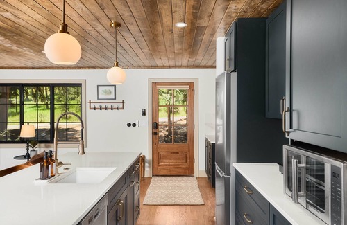 Cascade Cabina | Serene Riverhouse Getaway: Outdoor Shower, Hot Tub, & Cozy Fire Pit