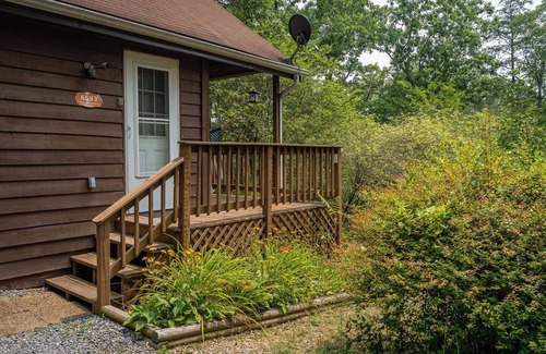 Luray Cabina | Escape to your cozy Luray cabin, just a hop away from Luray Caverns