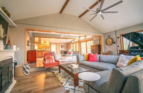 New Paltz Casa | Esopus Escape: Pool, Hot Tub & Media Room