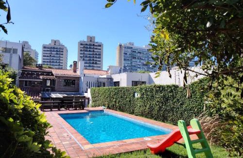 Pocitos Casa | Espectacular casa de 4 dormitorios y 5 baños para 12 personas, en la mejor zona de Montevideo
