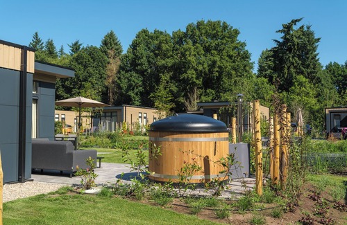 Lieren Casa | Essenburgh: Spacious and stylish home for 6 people with three bedrooms, a modern kitchen, a cozy outdoor space, and a private hot tub for ultimate relaxation. Enjoy luxury and nature in the Veluwe.