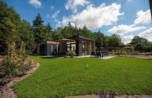Lieren Casa | Essenburgh: Spacious and stylish home for 6 people with three bedrooms, a modern kitchen, a cozy outdoor space, and a private hot tub for ultimate relaxation. Enjoy luxury and nature in the Veluwe.
