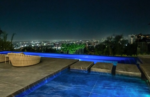 West Hollywood Casa | Estate with 6 bedrooms and WiFi, fitness room in awesome Los Angeles
