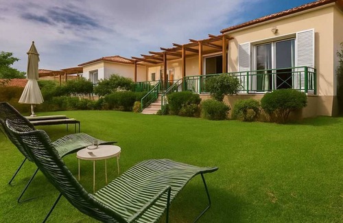 Foinikounta Villa | Estia, elegante villa, a un paso de la playa de arena.