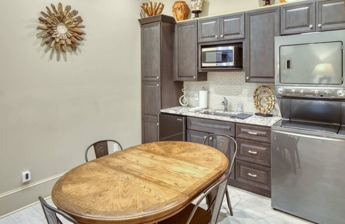 Metropolitan Casa | Estill Manor- Luxurious Savannah Estate with Pool & Garden - Sleeps 12!