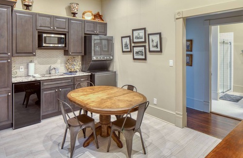 Metropolitan Casa | Estill Manor- Luxurious Savannah Estate with Pool & Garden - Sleeps 12!