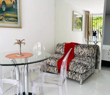 Cali Apartamento | Estudio con buena ubicación y aire acondicionado