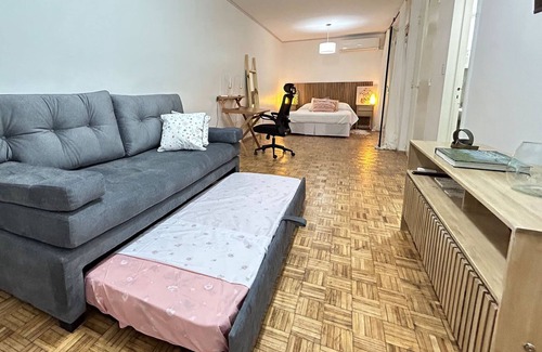 Retiro Apartamento | Estudio con Encanto: Patio Luminoso