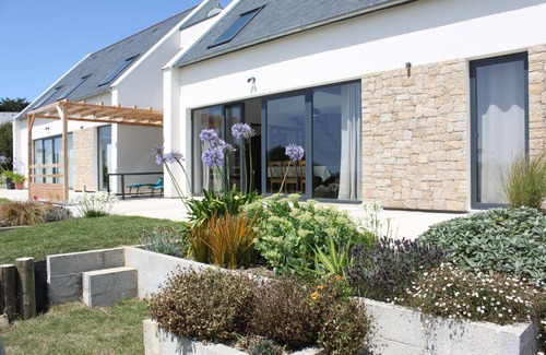 Plomodiern Villa | Etal an dour 3* seaside villa with pool