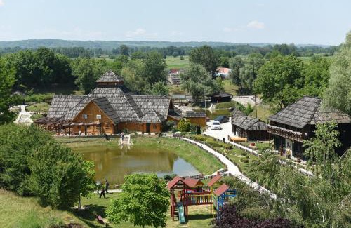 Sumadija Complejo | Etno Selo Moravski Konaci
