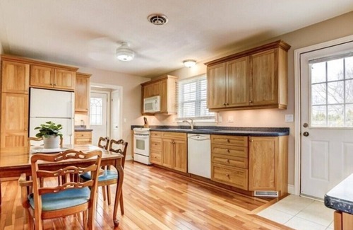 Southampton Casa | Eucalyptus Cottage - Steps to Downtown and the Big Flag - 3 Bedroom - 1 Bathroom