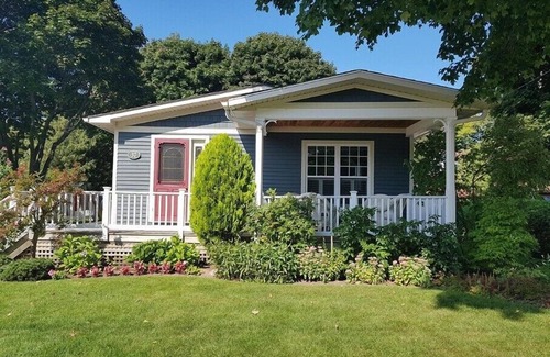 Southampton Casa | Eucalyptus Cottage - Steps to Downtown and the Big Flag - 3 Bedroom - 1 Bathroom