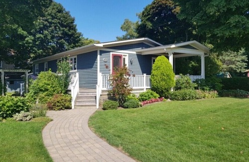 Southampton Casa | Eucalyptus Cottage - Steps to Downtown and the Big Flag - 3 Bedroom - 1 Bathroom