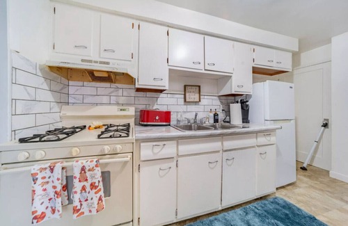 Euclid Casa | Euclid Eclipse 3 BR 1 bath w king bed for up to 7 guests