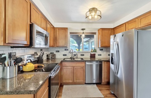 Harlow Casa | Eugene Retreat walk to Autzen & Pet-Friendly