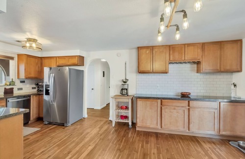Harlow Casa | Eugene Retreat walk to Autzen & Pet-Friendly