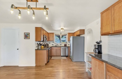 Harlow Casa | Eugene Retreat walk to Autzen & Pet-Friendly