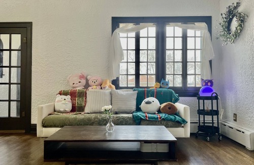Berwyn Casa | European custom built home with 3 bedrooms near Chicago
