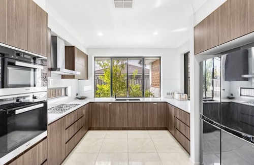 Rochedale Casa | European Elegant Design - Luxurious 5 BDR House