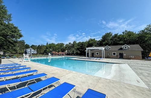 Tobyhanna Cabina | EV Charger, Community Pool, Movie Screen, Close to Most Pocono Attractions