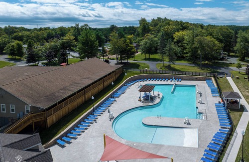 Tobyhanna Cabina | EV Charger, Community Pool, Movie Screen, Close to Most Pocono Attractions