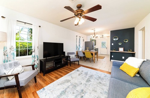Greater Heights Casa | EV charger & desk+monitor! 2-1 in the Heights. FULLY fenced in. 5 min to d-town