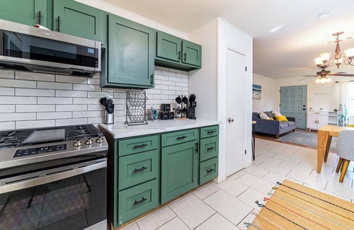 Greater Heights Casa | EV charger & desk+monitor! 2-1 in the Heights. FULLY fenced in. 5 min to d-town