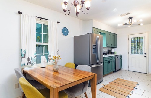 Greater Heights Casa | EV charger & desk+monitor! 2-1 in the Heights. FULLY fenced in. 5 min to d-town