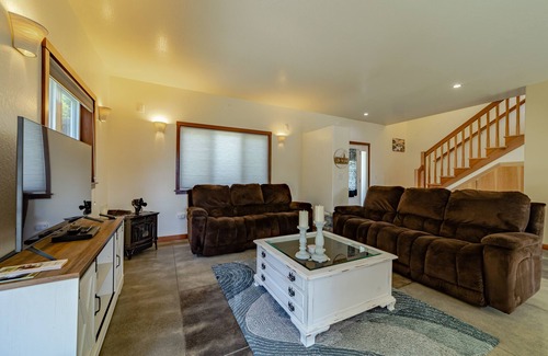 Shelter Cove Casa | EV charger, pet friendly, large ocean view deck, close to beaches, sleeps 8