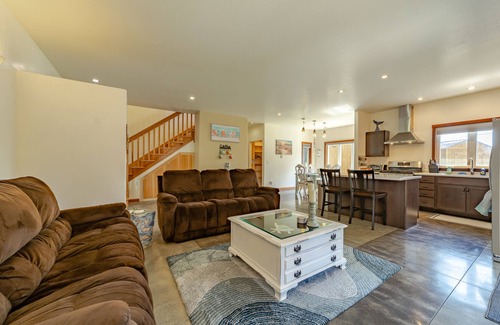 Shelter Cove Casa | EV charger, pet friendly, large ocean view deck, close to beaches, sleeps 8