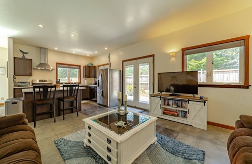 Shelter Cove Casa | EV charger, pet friendly, large ocean view deck, close to beaches, sleeps 8