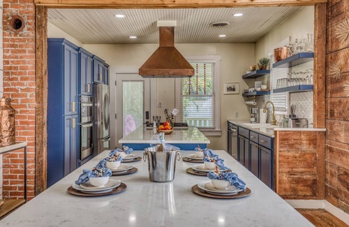 Brenham Casa | Eva on West Alamo