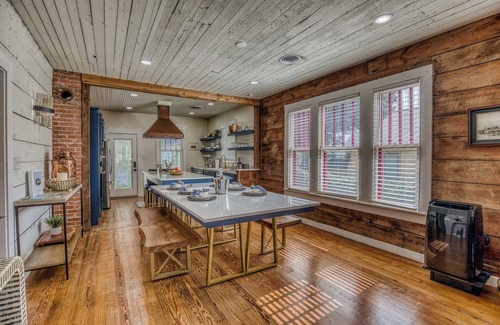 Brenham Casa | Eva on West Alamo