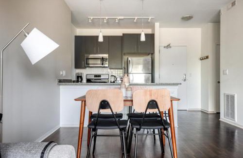 Evanston Apartamento | Evanston 1BR w Pool Gym nr Nwestern CHI-702