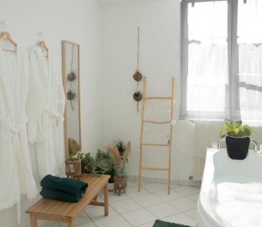 Soissons Apartamento | EVASION TROPICALE - studio avec spa, cosy et rénové au cœur de Soissons - 2 pers