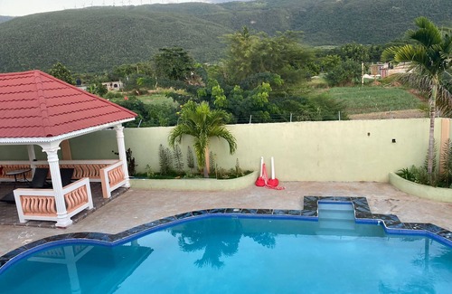 Porus Casa | Eve's Rockaway Villa is a beautiful home with 360 degrees views of nature that includes the tranquil Rose Hill and the unique Rocky Hill Trails.