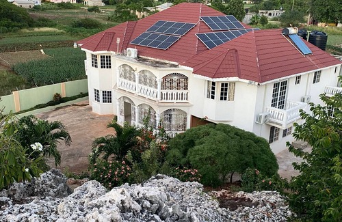 Porus Casa | Eve's Rockaway Villa is a beautiful home with 360 degrees views of nature that includes the tranquil Rose Hill and the unique Rocky Hill Trails.