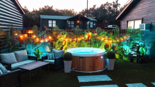 Canyon Lake Casa | Events & Weddings - Entire 14 Cabin Retreat Sleeps 100 - Texas Hill Country - Pool, Fire Pits, Stargazing