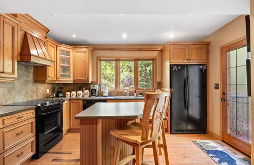East Kootenay Cabina | Evergreen Escape | Hot Tub | Tucked in the Woods
