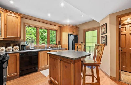 East Kootenay Cabina | Evergreen Escape | Hot Tub | Tucked in the Woods