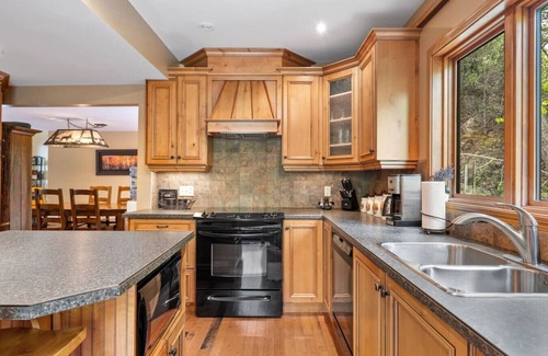 East Kootenay Cabina | Evergreen Escape | Hot Tub | Tucked in the Woods