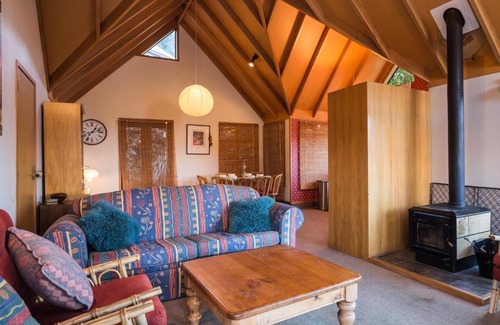 Sunshine Bay Casa | Evergreen Haven - Queenstown Holiday Home