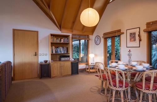Sunshine Bay Casa | Evergreen Haven - Queenstown Holiday Home
