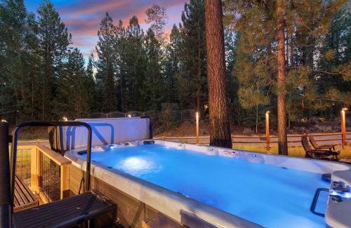 Evergreen Estates Casa | Evergreen -LUXURY CABIN WITH A HOT TUB, GAME ROOM & 3 EN-SUITE BEDROOMS!