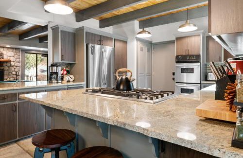 Evergreen Estates Casa | Evergreen -LUXURY CABIN WITH A HOT TUB, GAME ROOM & 3 EN-SUITE BEDROOMS!