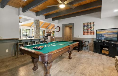 Evergreen Estates Casa | Evergreen -LUXURY CABIN WITH A HOT TUB, GAME ROOM & 3 EN-SUITE BEDROOMS!