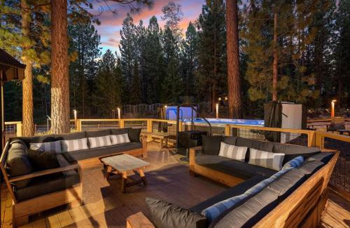 Evergreen Estates Casa | Evergreen -LUXURY CABIN WITH A HOT TUB, GAME ROOM & 3 EN-SUITE BEDROOMS!